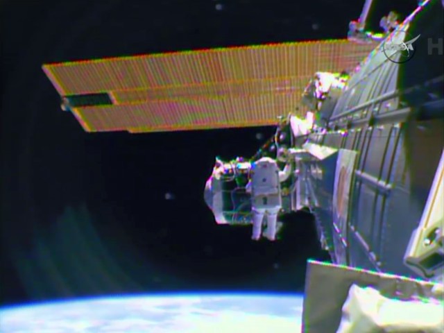 El astronauta Barry Wilmore durante una caminata afuera de la Estación Espacial Internacional, el sábado 21 de febrero de 2015. Wilmore y Terry Virts tendieron 91 metros (300 pies) de cables afuera de la estación con vistas a la próxima instalación de nuevos compartimientos para la tripulación. (AP Foto/NASA-TV)