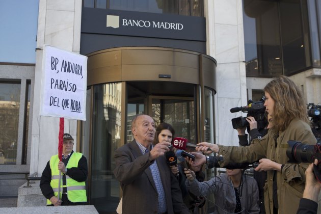 Un cliente habla con la prensa tras salir de una sucursal de Banco de Madrid en Madrid, España, el 11 de marzo de 2015 (Foto AP)