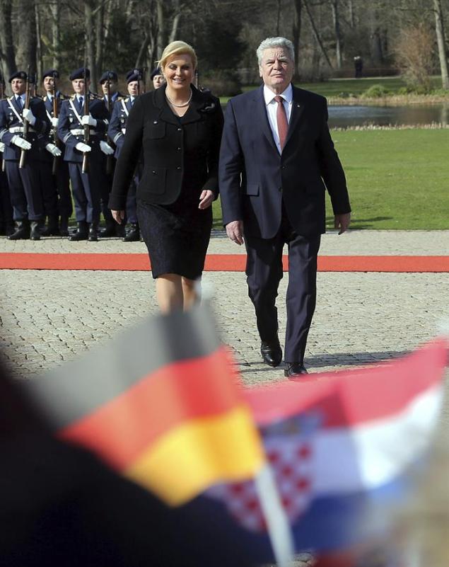 El presidente alemán, Joachim Gauck (2ºizda), y la presidenta croata, Kolinda Grabar-Kitarovic (izda), durante la ceremonia de bienvenida en el Palacio Bellevue en Berlín (Alemania) hoy, martes 17 de marzo de 2105. EFE/Wolfgang Kumm