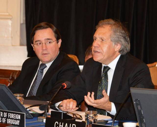  El ex canciller uruguayo Luis Almagro (der) junto al secretario de Relaciones Exteriores de la Organización de Estados Americanos, Alfonso Quiñonez, durante la reunión especial del consejo permanente de la OEA en Washington, el 18 de febrero del 2015. María Patricia Leiva OEA 
