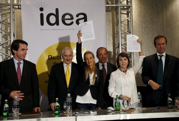 Las esposas de López y Ledezma junto a los expresidentes que firmaron la Declaración de Panamá (Foto Reuters)