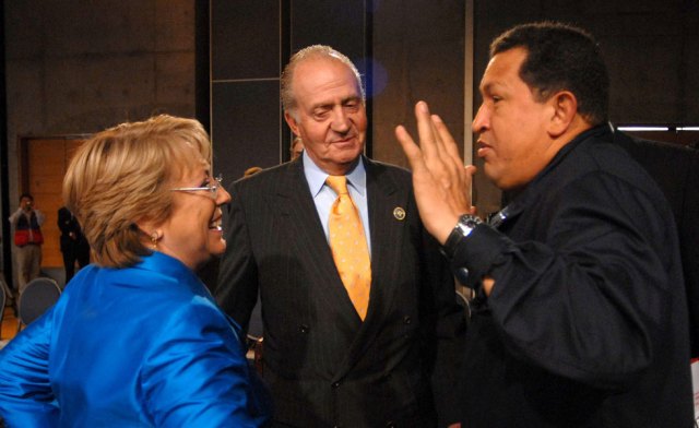El Rey Juan Carlos, Hugo Chávez y  Michelle Bachelet, durante la Cumbre Iberoamericana del  ¿Por qué no te callas? (Foto EFE)