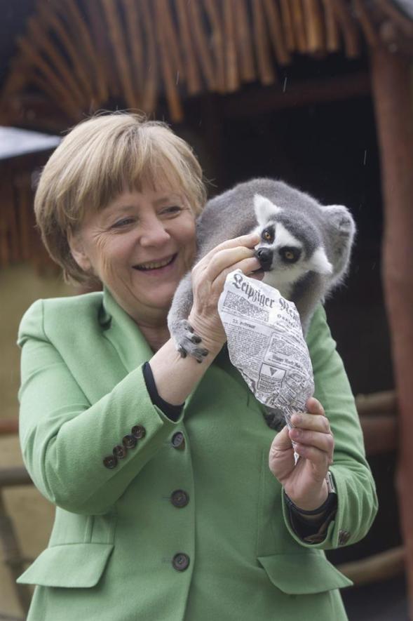 La canciller alemana Angela Merkel, posa junto a un lémur durante su visita al Parque de las Aves de Marlow, en Alemania, hoy, 30 de abril de 2015. EFE/STEFAN SAUER