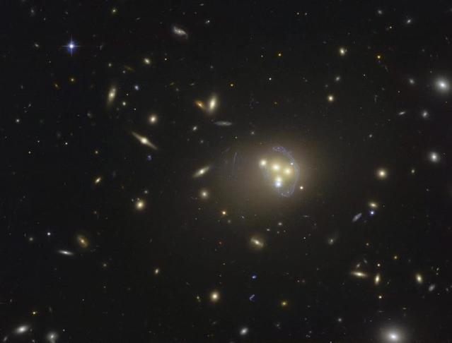 Fotografía facilitada hoy, miércoles 15 de abril, por el Observatorio Europeo Austral (ESO), en la que se muestra el grupo de galaxias del cúmulo Abell 3827, captado a través del telescopio espacial Hubble. Un equipo internacional de astrónomos observó ayer en la colisión de cuatro galaxias cómo un cúmulo de materia oscura parece quedarse a la zaga de la galaxia a la que rodeaba, lo que indica que esa materia pudo haber interactuado consigo misma al margen de la fuerza de la gravedad. EFE/R.Massey