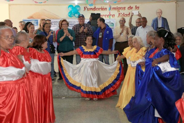 Alcaldesa Helen Fernández en celebración del Día del Adulto Mayor