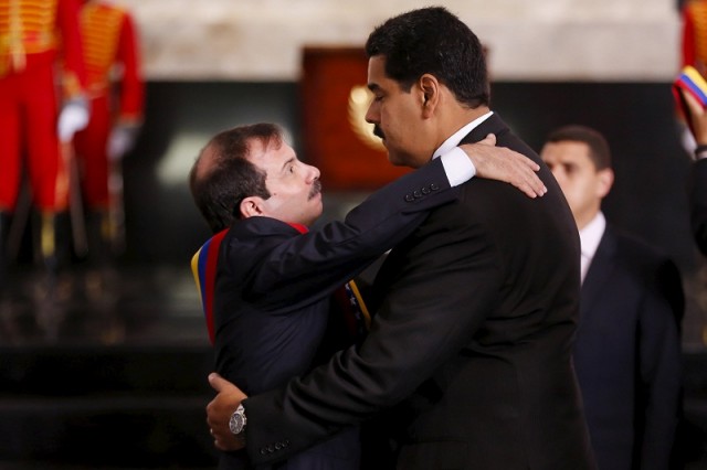 Nicolás Maduro (der) y Fernando González Llort (izq) en una abrazo luego que González fuese condecorado ayer con la Orden Libertadores y Libertadoras de Venezuela en su Primera Clase / Foto Reuters / Carlos Garcia
