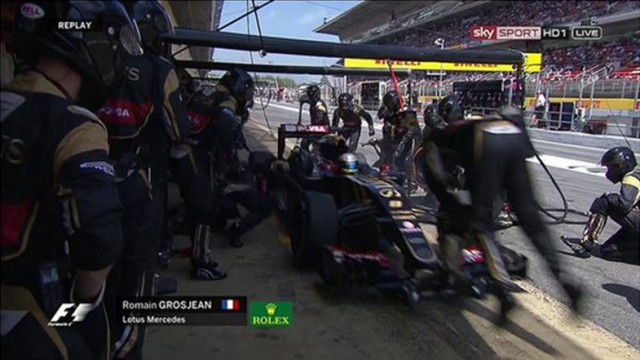 Grosjean frena largo en el pit de Lotus, causando que el operador del "gato" recibiera un impacto / Toma de pantalla