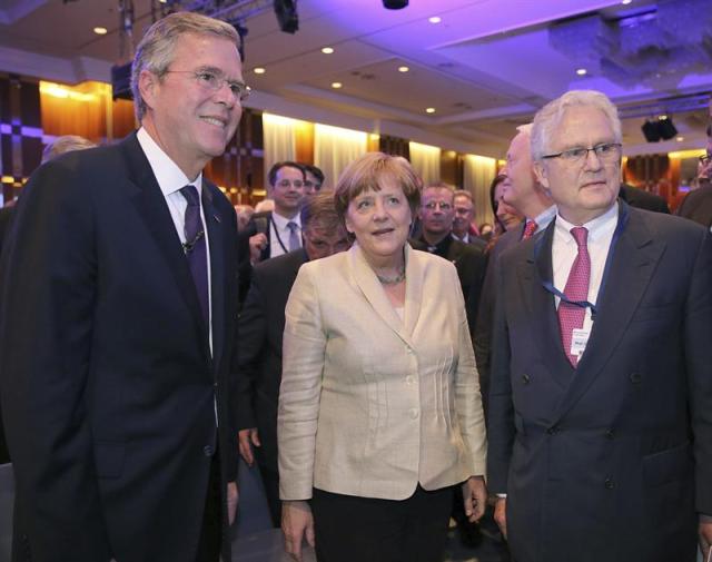 Jeb Bush (izda), posible candidato a las primarias del Partido Republicano estadounidense, conversa con la cancillera alemana Angela Merkel (c), a su llegada al Congreso Económico de la Unión Cristianodemócrata (CDU) celebrado en Berlín, Alemania, el 9 de junio del 2015. EFE/Wolfgang Kumm