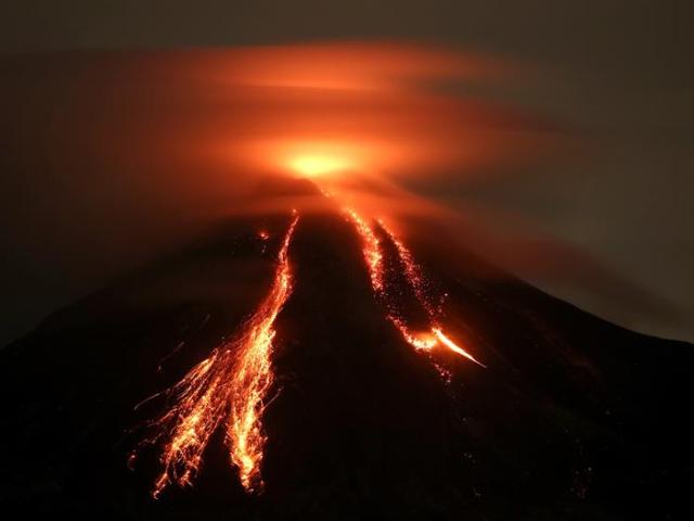 Vista general del Volcán de Colima en el oeste de México desde el punto "Yerbabuena" hoy, miércoles 15 de julio de 2015, en una breve tregua tras la destrucción del domo en el cráter, por lo se prevé una baja en la actividad "durante unas horas". Los especialistas que monitorean la actividad del coloso, ubicado en los límites de los estados de Jalisco y Colima, verificaron que "el domo ya no existe", lo que significa que el volcán "estará tranquilo" en las próximas horas, dijo el vulcanólogo Carlos Suárez, miembro de dicho comité. EFE/Ulises Ruiz Basurto