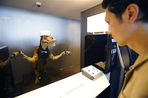 Un recepcionista robot recibe a un cliente del Hotel Extravagante en una demostración para la prensa sobre el hotel que emplea robots para ahorrar costos en personal en Sasebo, Japón, el 15 de julio del 2015. (AP Foto/Shizuo Kambayashi)