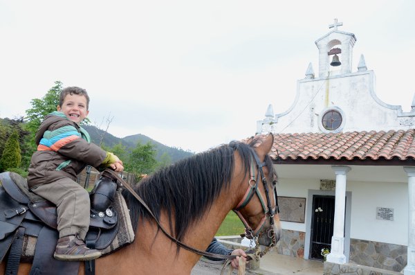 Teo-a-caballo-en-la-Granja-La-Cuesta-de-Santa-Marina