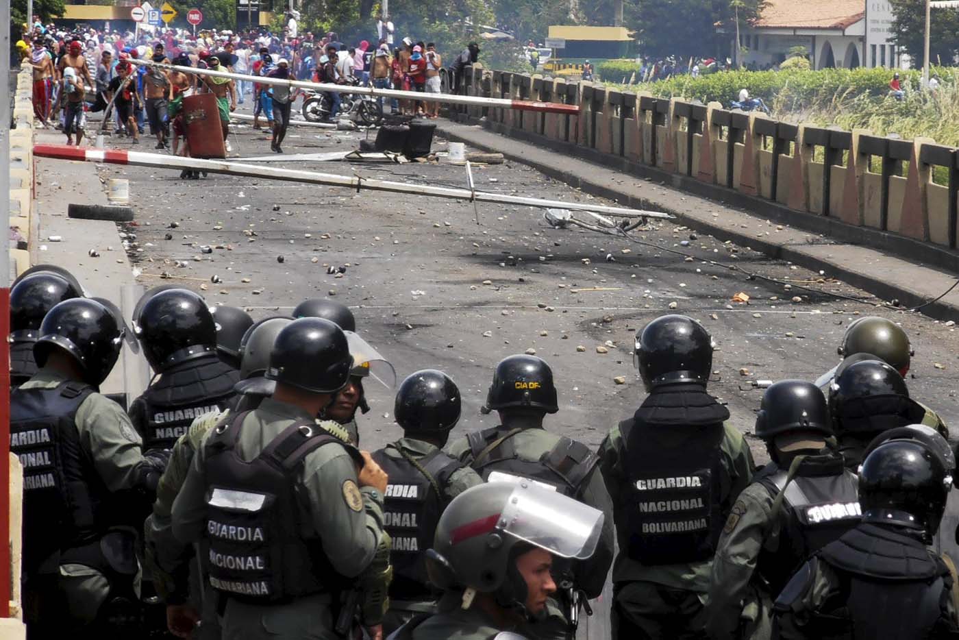 23Ag - problema migratorio en Venezuela - Página 12 2015-07-29T233148Z_1168177636_GF20000008312_RTRMADP_3_VENEZUELA-PROTEST