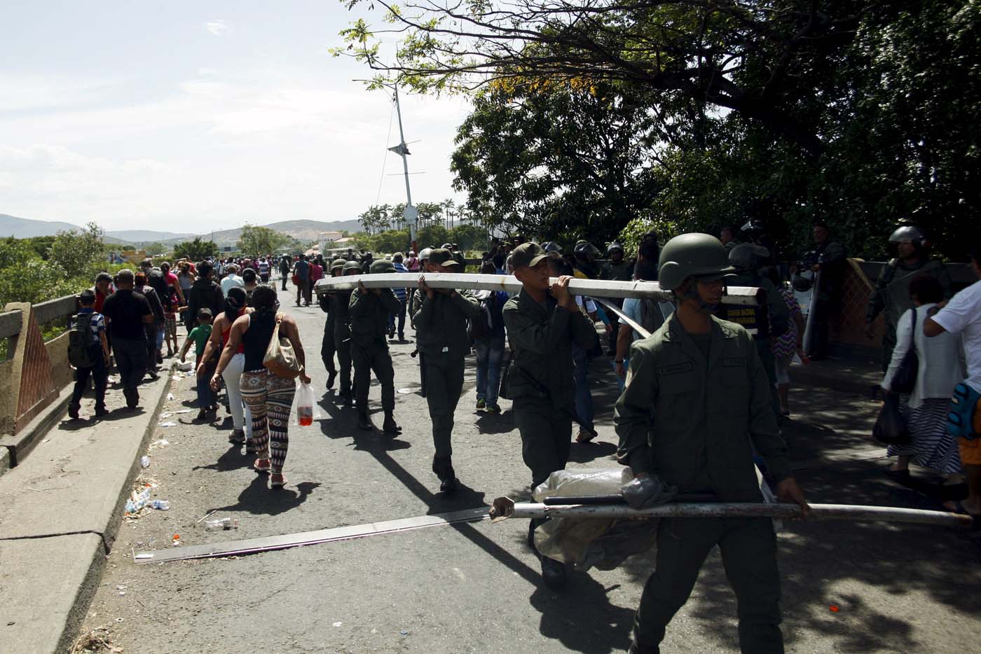 CICPC - problema migratorio en Venezuela - Página 12 2015-07-29T235237Z_813390822_GF20000008324_RTRMADP_3_VENEZUELA-PROTEST