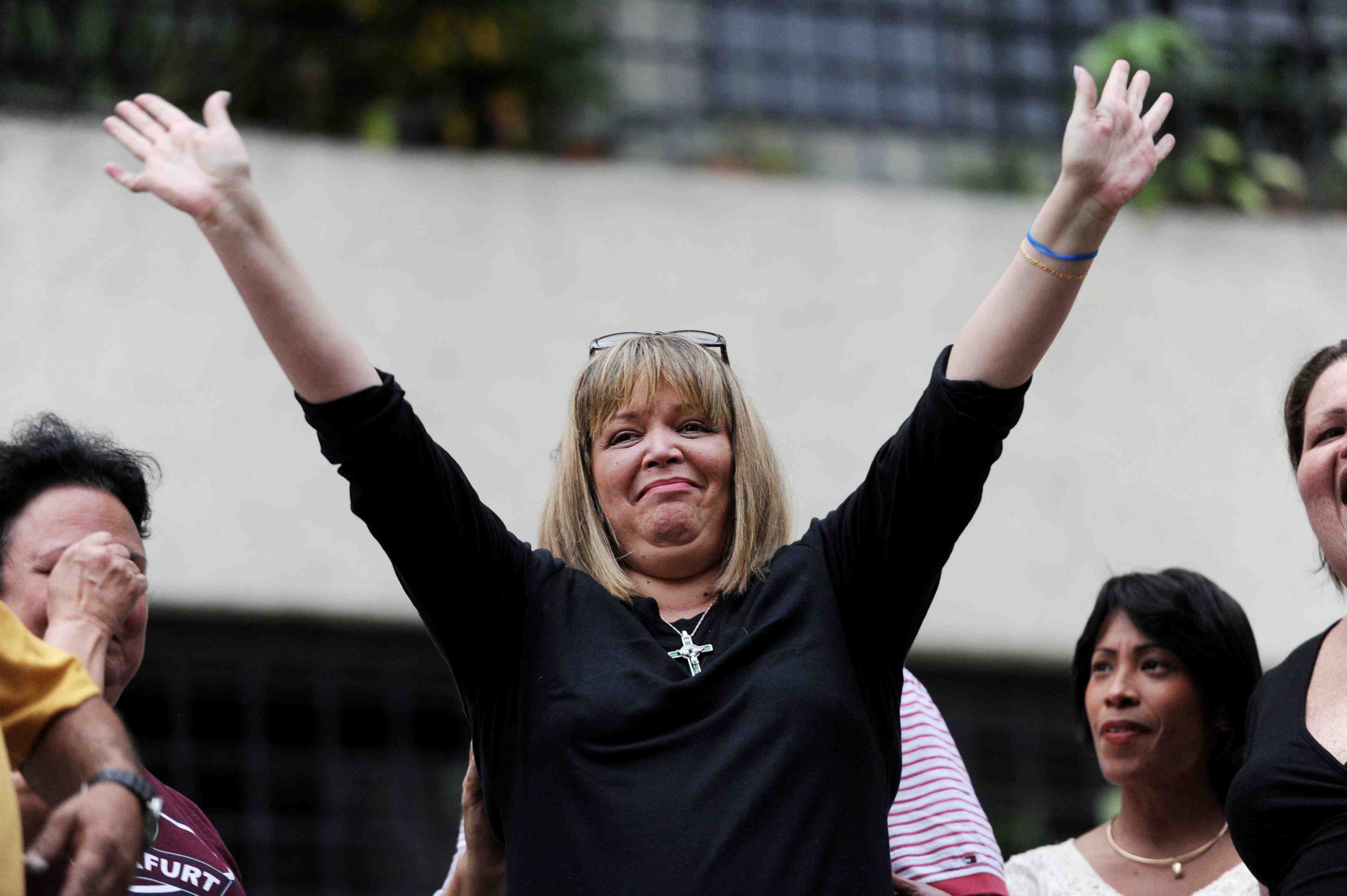 Judge Maria Afiuni waves outside her residence in Caracas on June 14, 2013. Venezuela Friday lifted a house arrest order against a judge who became a human rights cause celebre following her arrest in 2009 on corruption charges. Afiuni had been under house arrest since 2011, after spending more than a year waiting to go on trial.    AFP PHOTO/Leo RAMIREZ