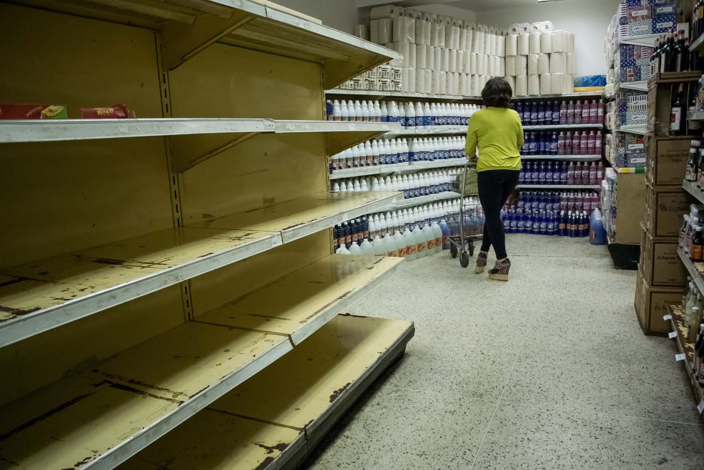 CAR17. CARACAS (VENEZUELA), 11/02/2016.- Una mujer compra en un supermercado hoy, jueves 11 de febrero de 2016, en Caracas (Venezuela). El Parlamento venezolano declaró hoy la "crisis alimentaria nacional" y en virtud de ello pidió que la FAO y la Unicef envíen expertos que evalúen los riesgos que entraña el problema para los 30 millones de habitantes del país caribeño. EFE/Miguel Gutiérrez