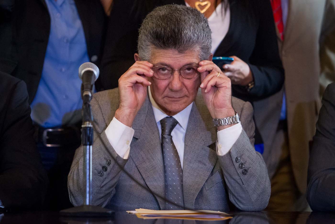 CAR01. CARACAS (VENEZUELA), 12/02/2016.- El presidente de la Asamblea Nacional, Henry Ramos Allup, ofrece declaraciones a periodistas hoy, viernes 12 de febrero de 2016, en un acto de gobierno en la ciudad de Caracas (Venezuela). Ramos Allup, consideró hoy "inconstitucional" la decisión del Tribunal Supremo de Justicia (TSJ), de mantener en vigor el decreto de emergencia económica del Gobierno cuya convalidación el Parlamento había rechazado. EFE/MIGUEL GUTIÉRREZ