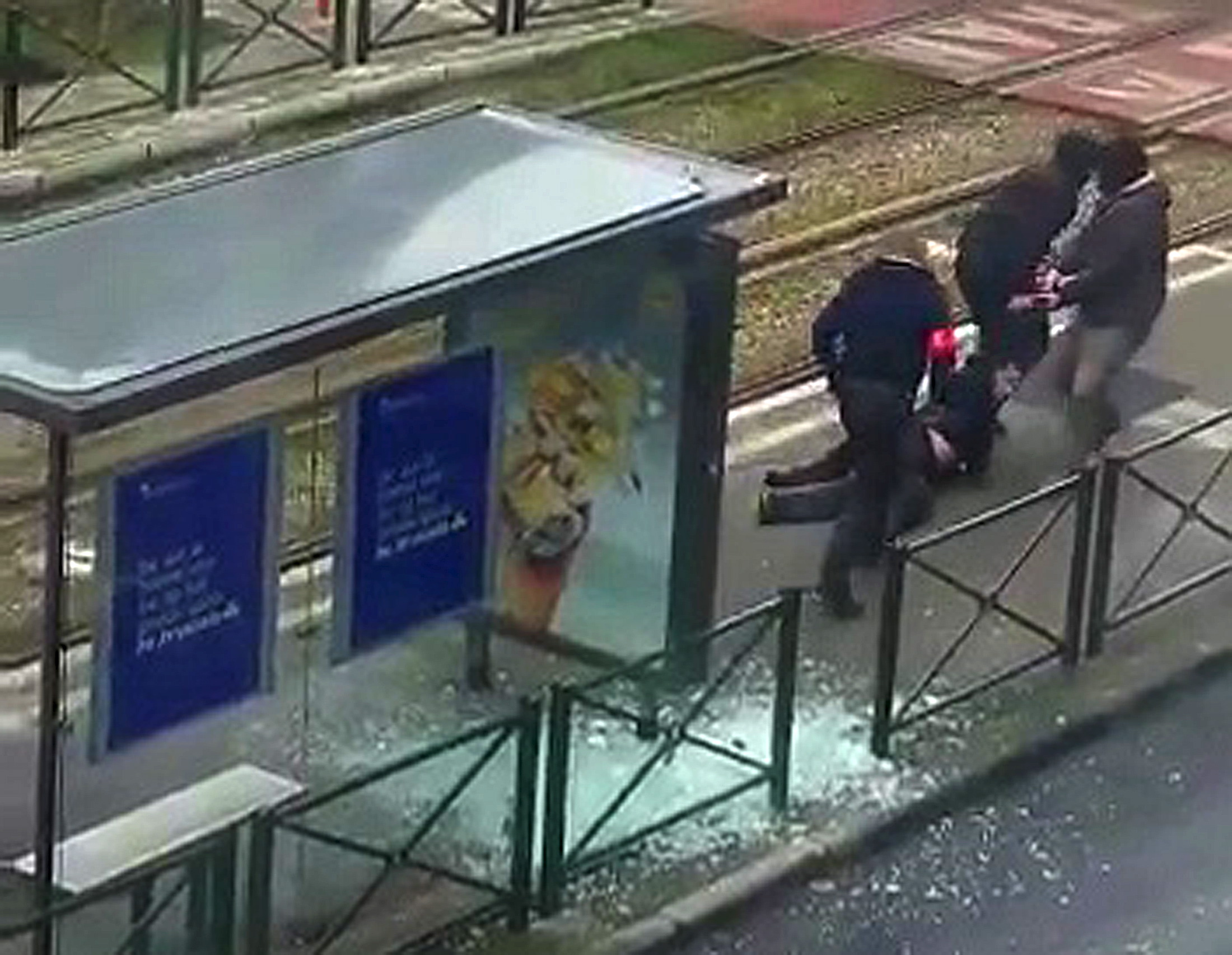 Fotograma de un video que muestra a oficiales de la policía belga arrastrando a un sospechoso de los ataques en Bruselas, en el distrito de Schaerbeek, Bruselas, Bélgica. 25 de marzo de 2016. La policía belga arrestó a siete personas en el marco de una investigación por los ataques suicidas del martes en Bruselas que fueron reivindicados por Estado Islámico, mientras que las autoridades de Francia dijeron que desbarataron un complot de milicianos que "se encontraba en una etapa avanzada". Sudpresse via REUTERS