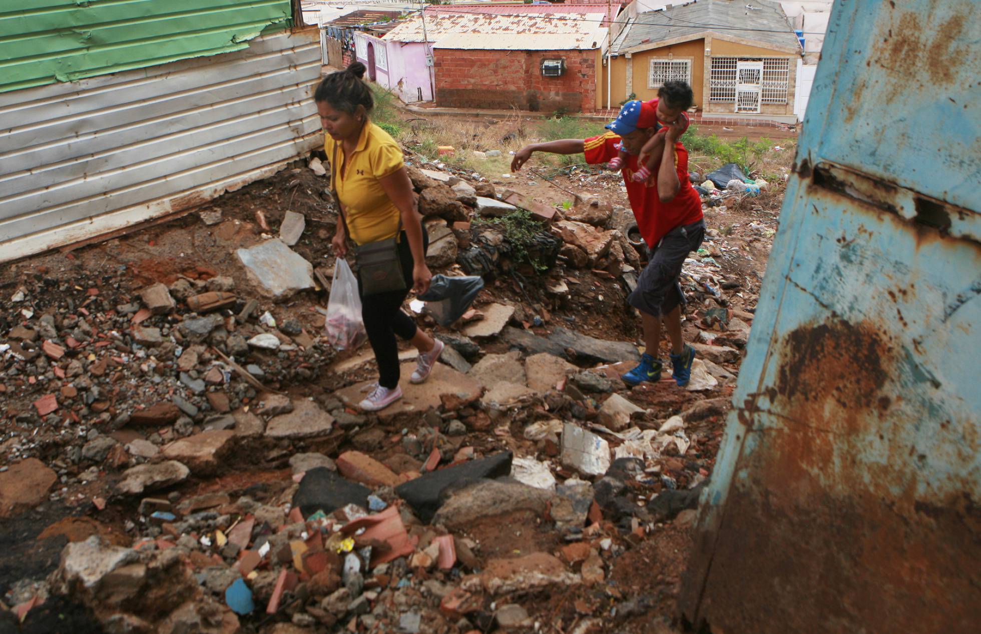 Dos venezolanos entre escombros en Maracaibo. HUMBERTO MATHEUS