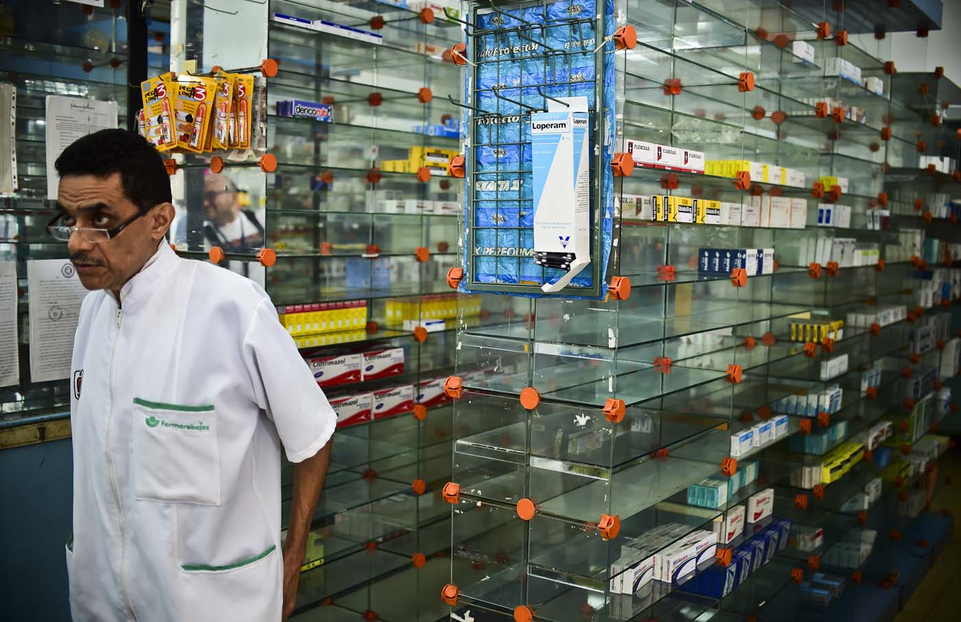 Los estantes de las farmacias continúan vacíos (Foto archivo)