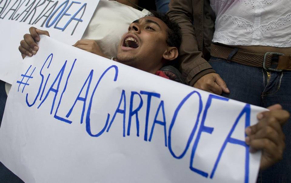 Un simpatizante de la oposición venezolana se manifiesta a favor de la aplicación de la carta democrática frente a las oficinas de la OEA en Caracas el 23 de junio del 2016. Ariana Cubillos AP 