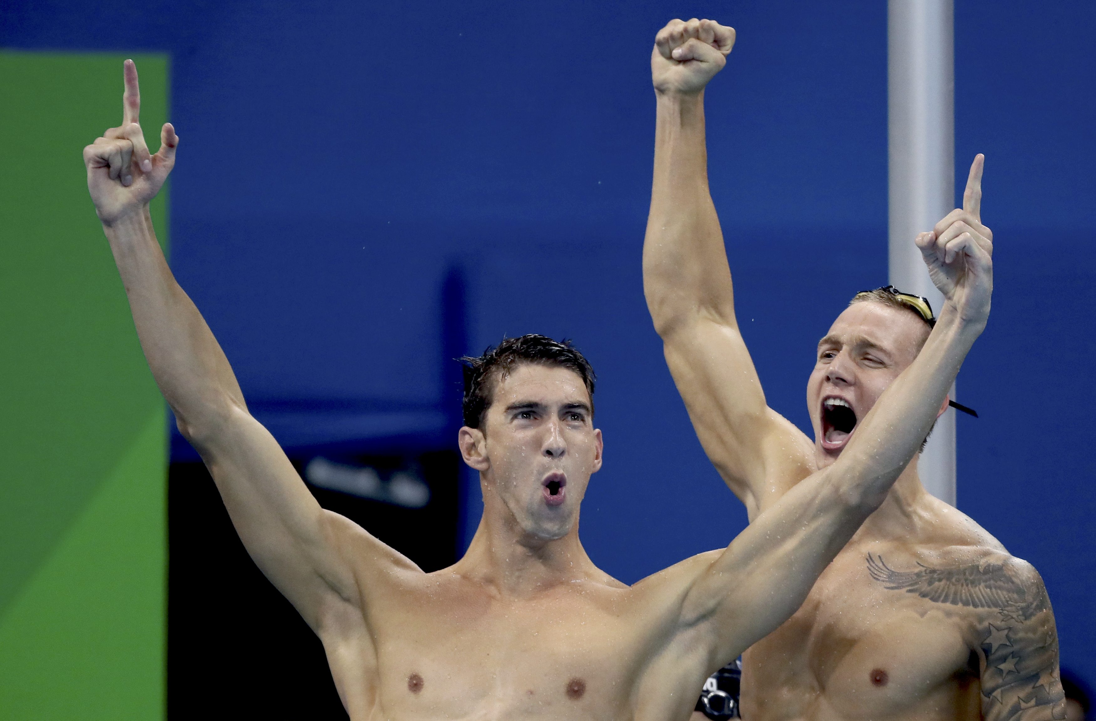 Los estadounidenses Michael Phelps (i) y Ryan Held (d) celebran tras ganar la medalla de oro en la final de los 400 metros por relevos estilo libre hoy, domingo 7 de agosto de 2016, en el Estadio Acuático Olímpico, en el marco de los Juegos Olímpicos 2016, en Río de Janeiro. Foto: Reuters