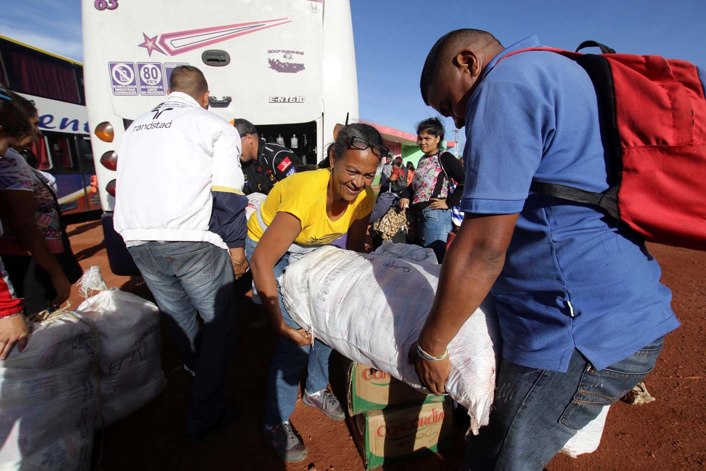 Venezolanos viajan 36 horas para comprar comida en Brasil
