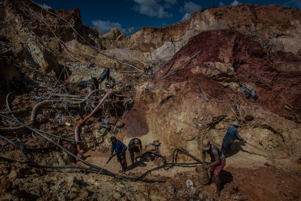 La mina Cuatro Muertos. Cuando los mineros vuelven a sus hogares para recuperarse de la malaria, a menudo no consiguen las medicinas necesarias. Credit Meridith Kohut para The New York Times