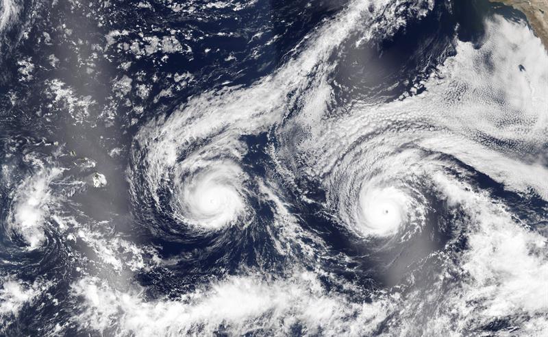 Imagen facilitada por el Observatorio de la Tierra de la NASA hoy, 31 de agosto de 2016, que muestra los huracanes Madeline (i) y Lester (d) sobre el Océano Pacífico, cerca de Hawai, Estados Unidos. EFE/OBSERVATORIO DE LA TIERRA DE LA NASA