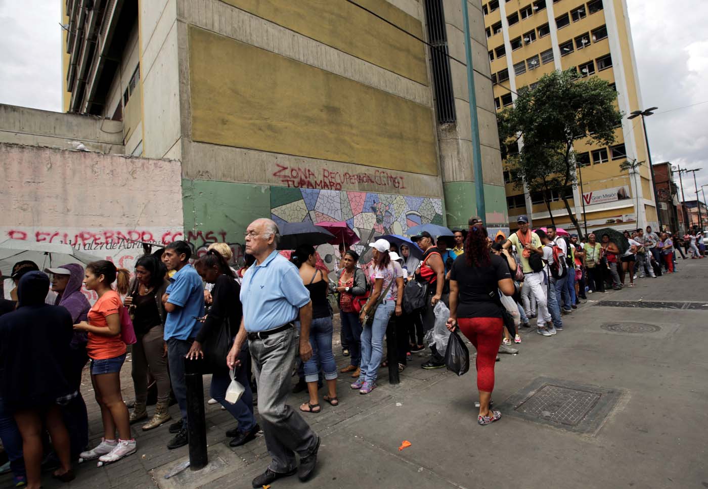 Las colas para comprar comida no  desaparecen en Venezuela (Foto Reuters)