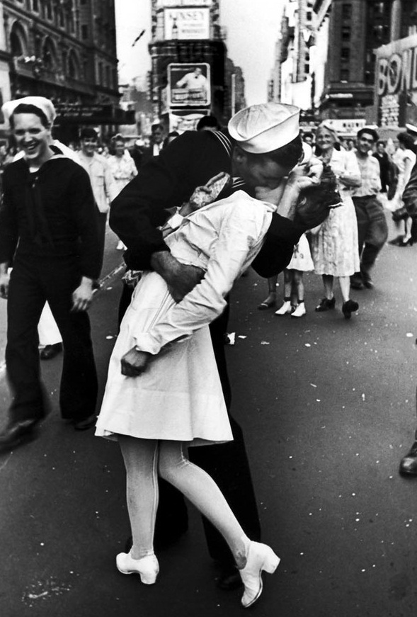 kissing-sailor1