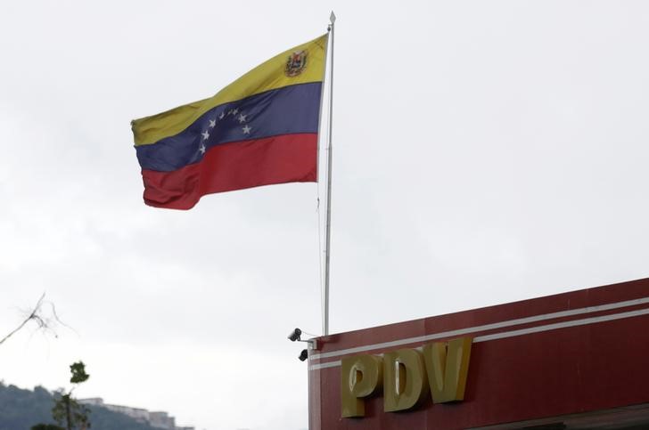 Una bandera de Venezuela en una gasolinera de la estatal PDVSA en Caracas, sep 13, 2016. La cesta venezolana de crudo y derivados retrocedió por cuarta semana consecutiva, para cerrar en 37,58 dólares por barril (dpb), golpeada por los reportes de amplios suministros globales, dijo el viernes el Ministerio de Petróleo.  REUTERS/Henry Romero