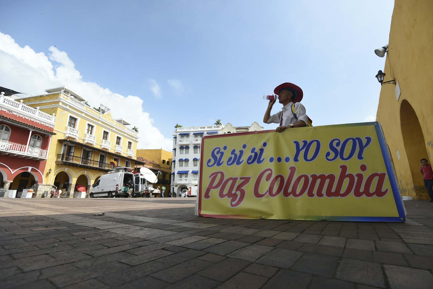 Colombian Paz Colombia Duque, (his name Paz Colombia could be translated as "Peace Colombia"), is photographed in Cartagena, Colombia on September 25, 2016. The placard reads "Yes yes Yes...I Am Paz Colombia". On Monday September 26, 2016 Colombian President Juan Manuel Santos and the leader of the Revolutionary Armed Forces of Colombia (FARC), Rodrigo Londoño - known by his noms de guerre Timoleon Jimenez or Timoshenko - will officially sign a peace agreement in the Cartagena Convention Center to end an armed conflict that has bled the country for over half a century. / AFP PHOTO / LUIS ROBAYO