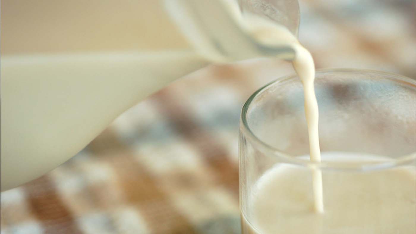 En Estados Unidos, Canadá, Australia y Escocia es ilegal la leche cruda porque los agentes patógenos que contiene pueden ser dañinos para la salud humana.