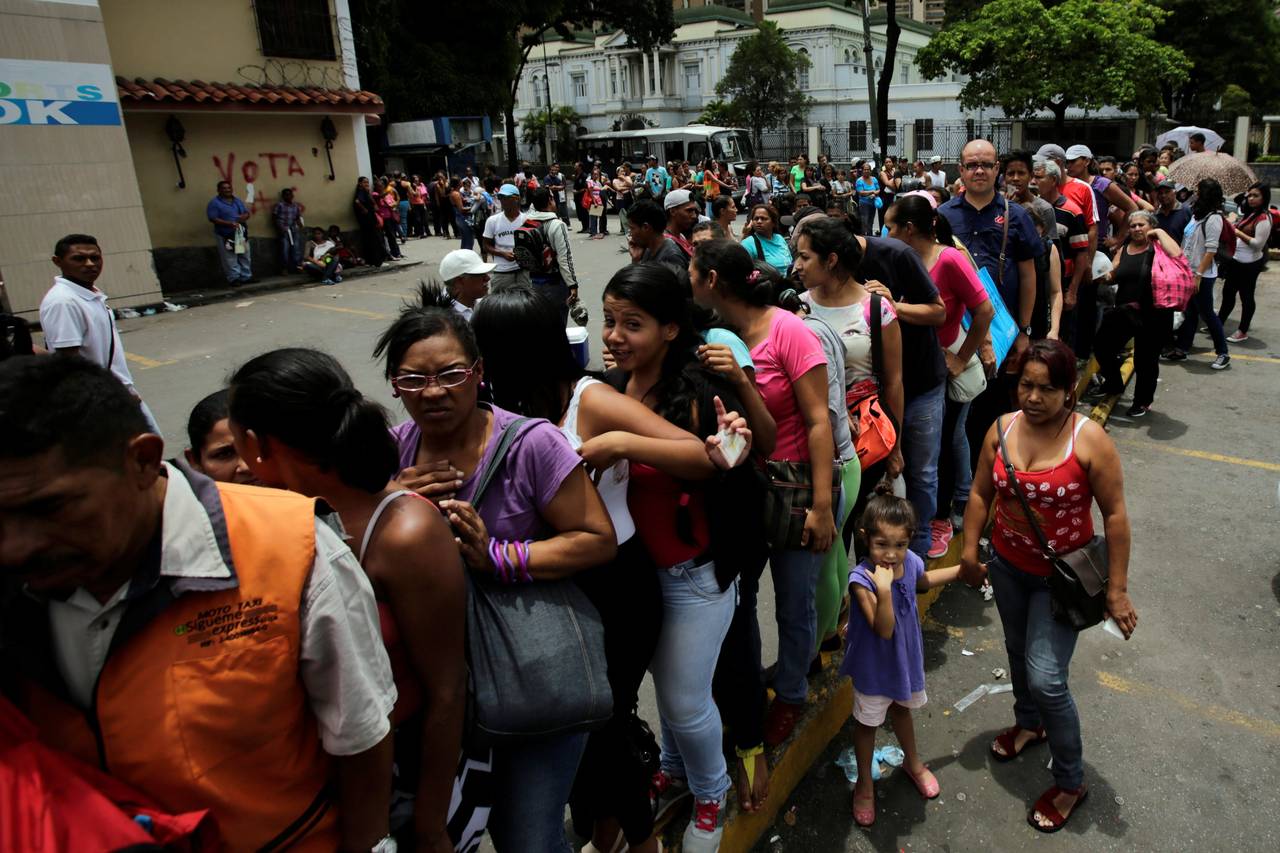 Una fila fuera de un supermercado en Caracas, el 9 de septiembre. PHOTO: HENRY ROMERO/REUTERS
