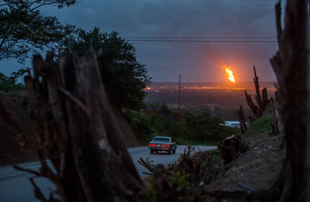 La falta de inversión en la industria petrolera de Venezuela ha llevado a la quema de gas. PHOTO: MIGUEL GUTIÉRREZ PARA THE WALL STREET JOURNAL