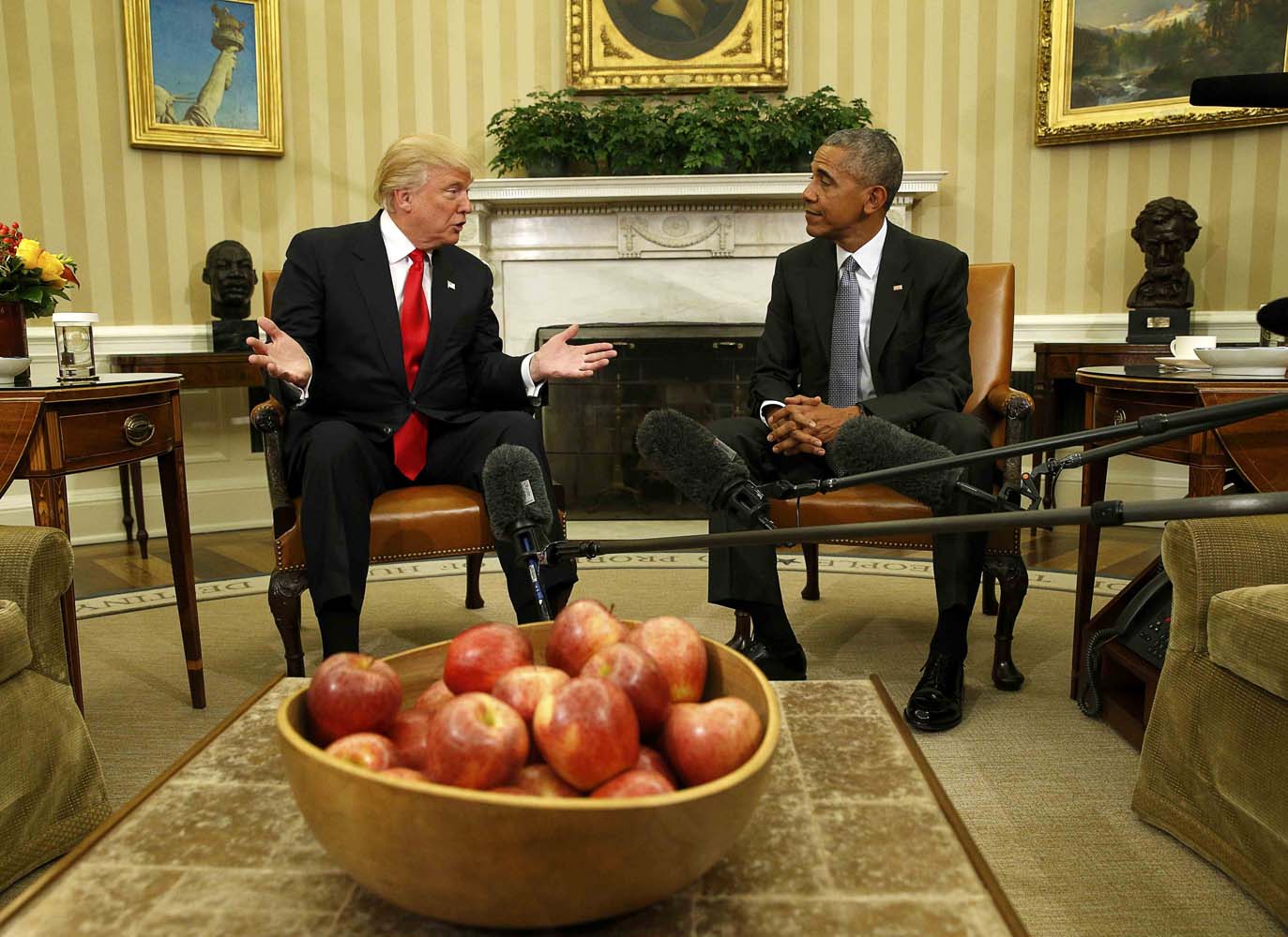 U.S. President Barack Obama meets with President-elect Donald Trump (L) to discuss transition plans in the White House Oval Office in Washington, U.S., November 10, 2016. REUTERS/Kevin Lamarque TPX IMAGES OF THE DAY