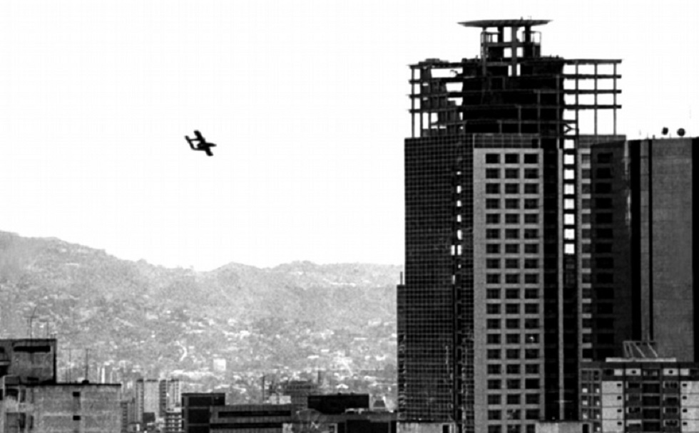 Avión Bronco de la FFAA venezolanas tomado por golpistas, en sobrevuelo y ataque sobre Caracas el 24 de noviembre de 2002