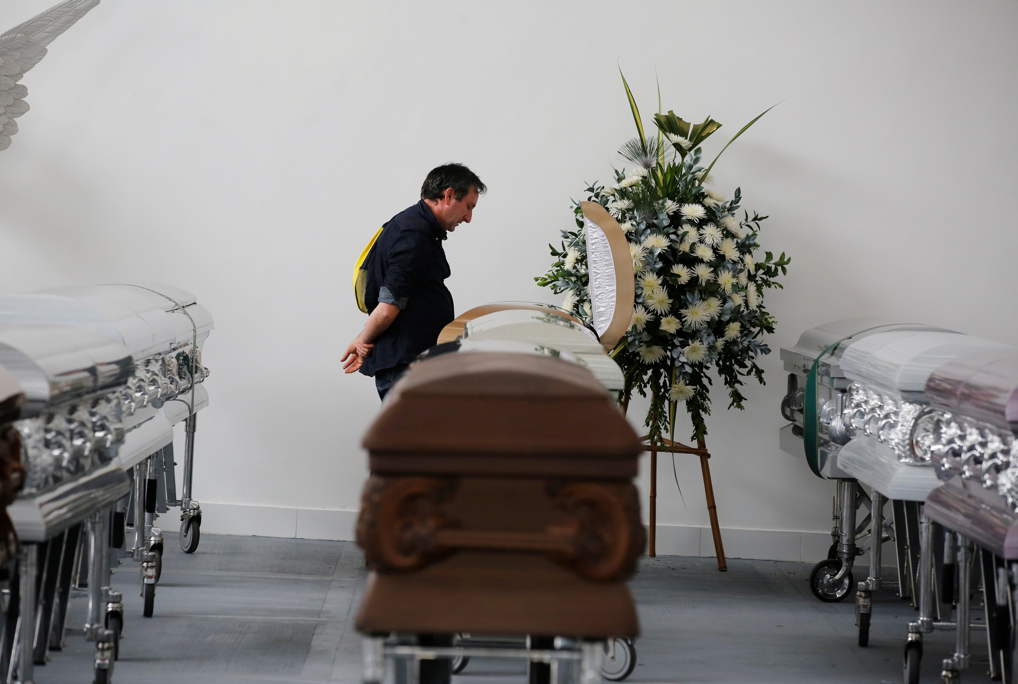 A relative looks into the coffin of Nilson Folle Junior, one of the soccer team's managers and who died along with others in an accident of the plane that crashed into the Colombian jungle with the Brazilian soccer team onboard, in Medellin, Colombia December 1, 2016. REUTERS/Jaime Saldarriaga