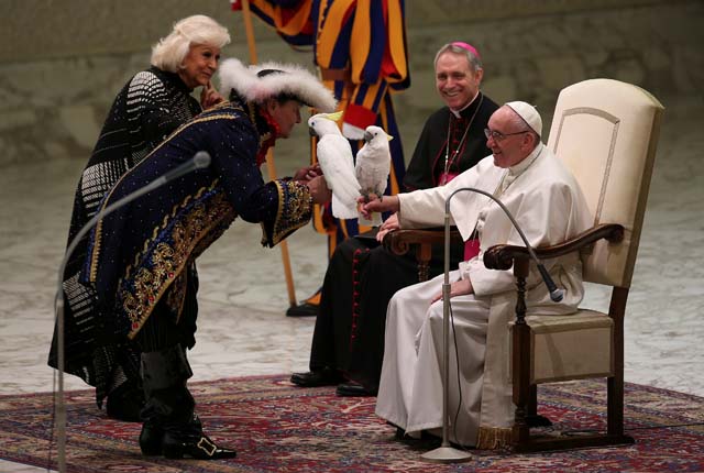 Pope Francis receives a parrot from a performer (2nd L) of the Golden Circus during his Wednesday general audience in Paul VI Hall at the Vatican December 28, 2016. REUTERS/Alessandro Bianchi