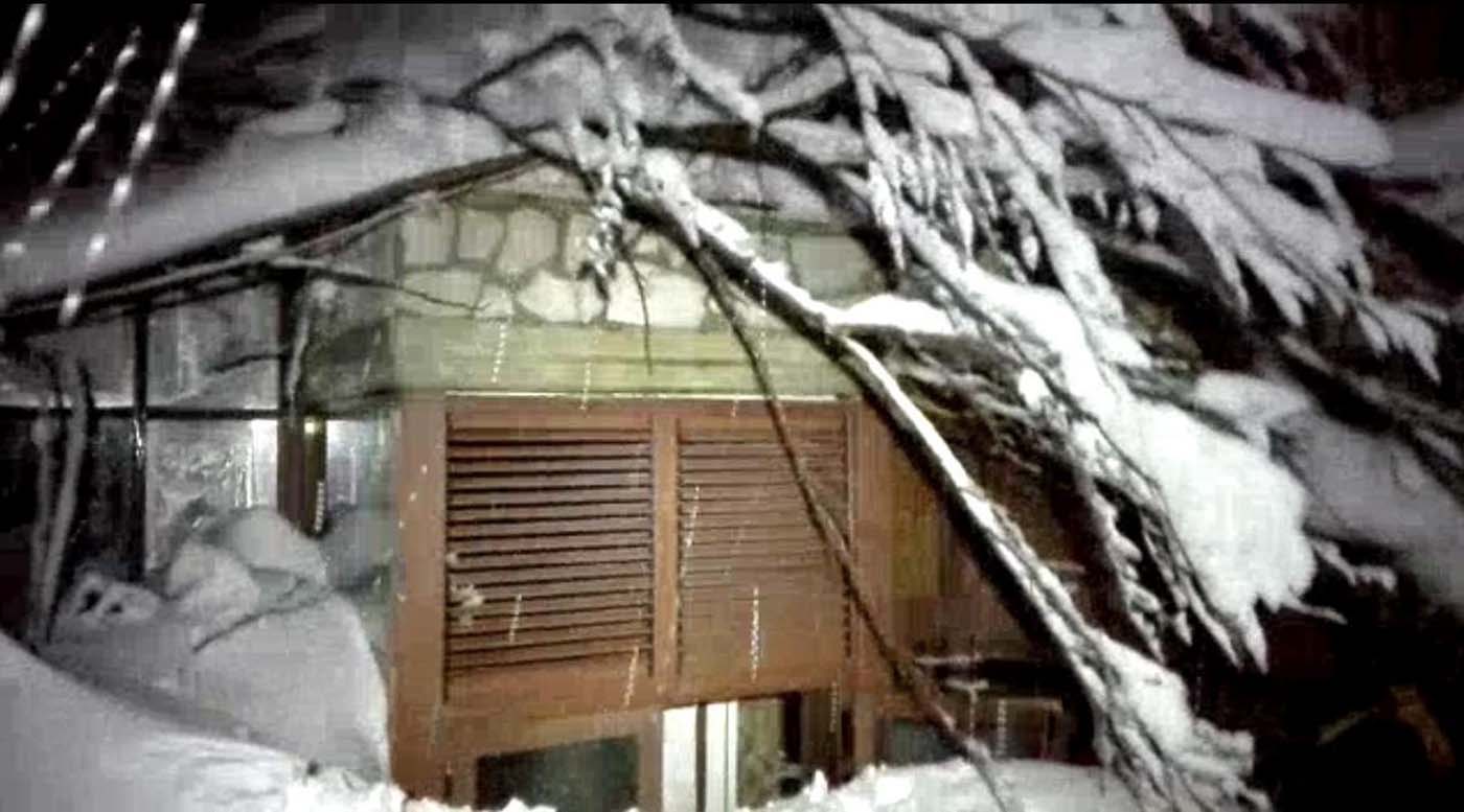 IT01 FARINDOLA (ITALIA) 19/1/2017 Fotografía facilitada a primera hora de hoy, 19 de enero de 2017, por los equipos de rescate de montaña que muestra el hotel Rigopiano, alcanzado por una avalancha previsiblemente producida por alguno de los cuatro terremotos de magnitud superior a los 5 grados registrados en el centro de Italia. Unas 30 personas se encuentran atrapadas en el hotel situado en la localidad de Farindola, en la región de los Abruzos. EFE/HO USO EDITORIAL NO VENTAS