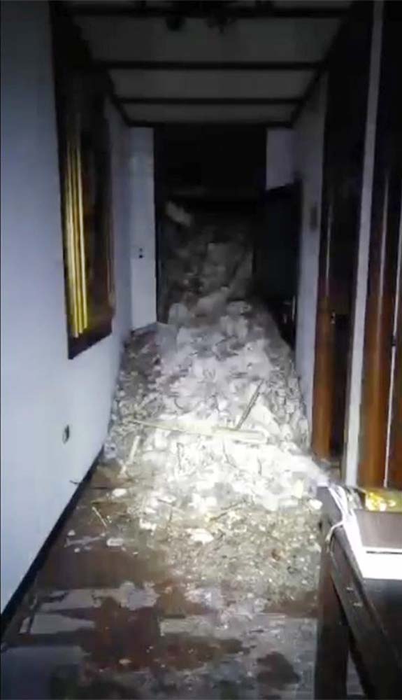 IT10 FARINDOLA (ITALIA) 19/1/2017 Imagen de un video facilitada por la Guardia Financiera a primera hora de hoy, 19 de enero de 2017, del interior del hotel Rigopiano, alcanzado por una avalancha previsiblemente producida por alguno de los cuatro terremotos de magnitud superior a los 5 grados registrados en el centro de Italia. Unas 30 personas se encuentran atrapadas en el hotel situado en la localidad de Farindola, en la región de los Abruzos. EFE/HO USO EDITORIAL NO VENTAS
