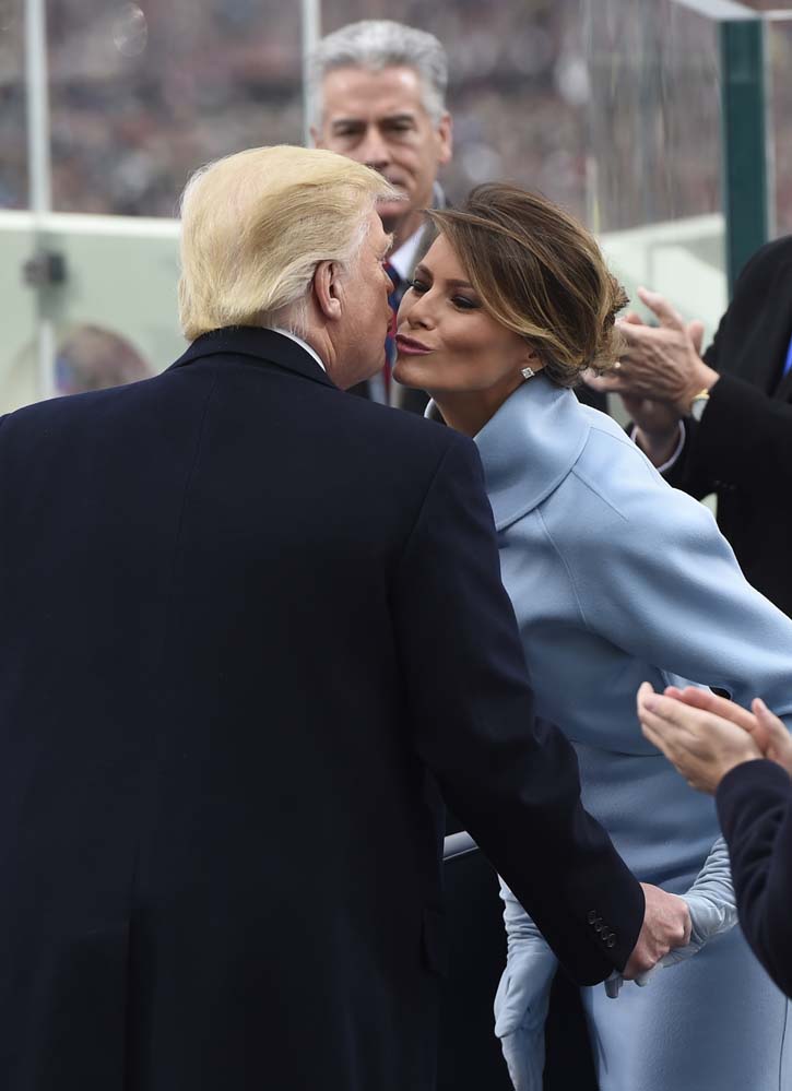 US President-elect Donald Trump greets his wife Melania during the Presidential Inauguration at the US Capitol in Washington, DC, on January 20, 2017. / AFP PHOTO / POOL / SAUL LOEB