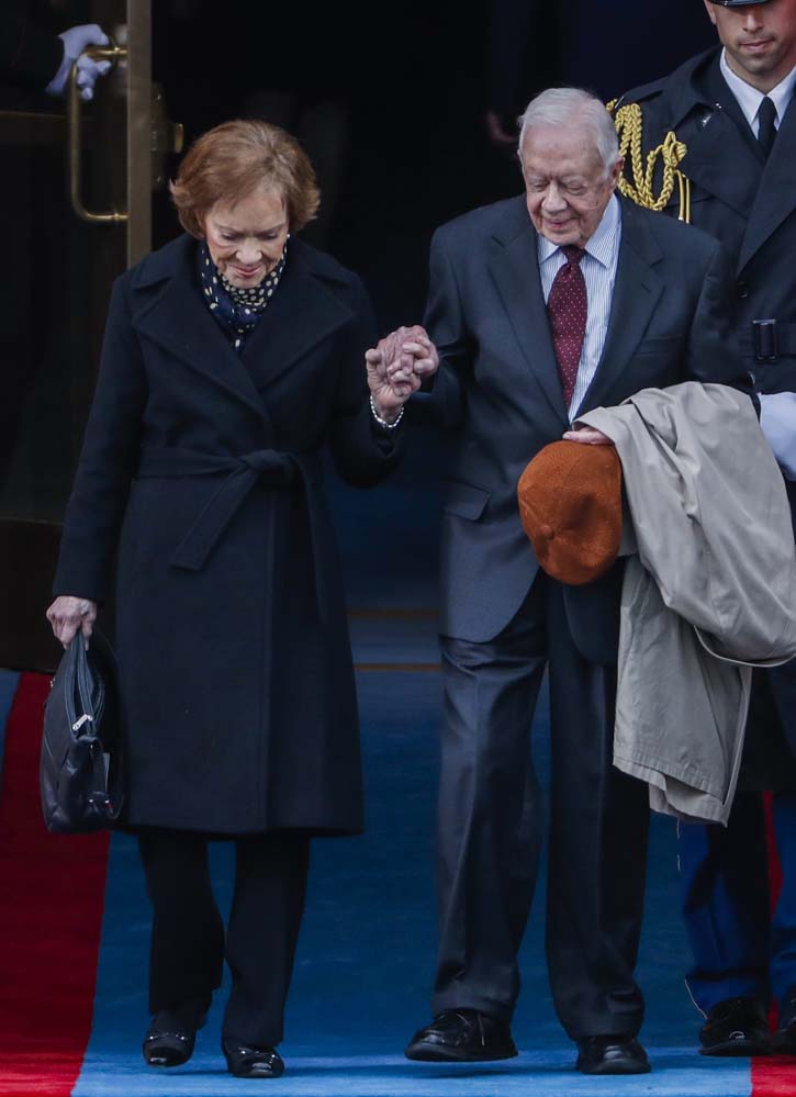CAR01 WASHINGTON (ESTADOS UNIDOS) 20/01/2017.- El expresidente de los Estados Unidos Jimmy Carter (d) y su mujer Rosalynn Carter (i) llegan al Capitolio para asistir a la ceremonia de investidura de Donald J. Trump como 45º presidente de los Estados Unidos en Washington DC (Estados Unidos) hoy, 20 de enero de 2017. EFE/Shawn Thew