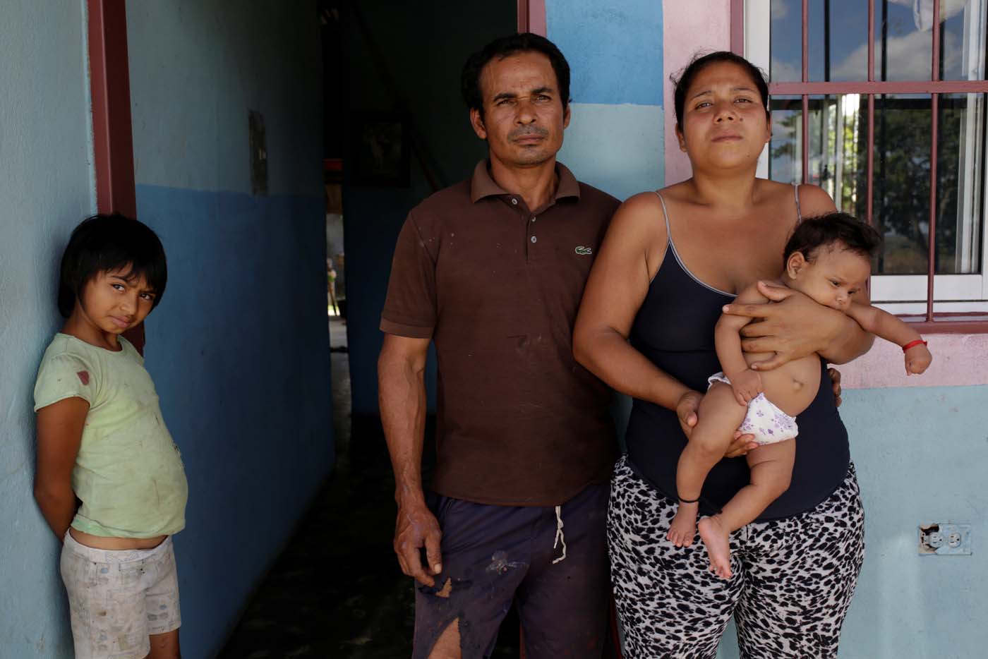 Tulio Medina (C) and Jennifer Vivas (centre R), parents of Eliannys Vivas, who died from diphtheria, pose for a photo with two of their children at the front porch of their home in Pariaguan, Venezuela January 26, 2017. Picture taken January 26, 2017. REUTERS/Marco Bello