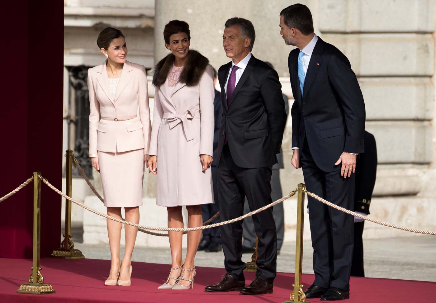 Spain's Queen Letizia, Argentina's first lady Juliana Awada, Argentina's President Mauricio Macri and Spain's King Felipe (L-R) talk before military parade during the welcoming ceremony at Royal Palace in Madrid, Spain February 22, 2017. REUTERS/Sergio Perez