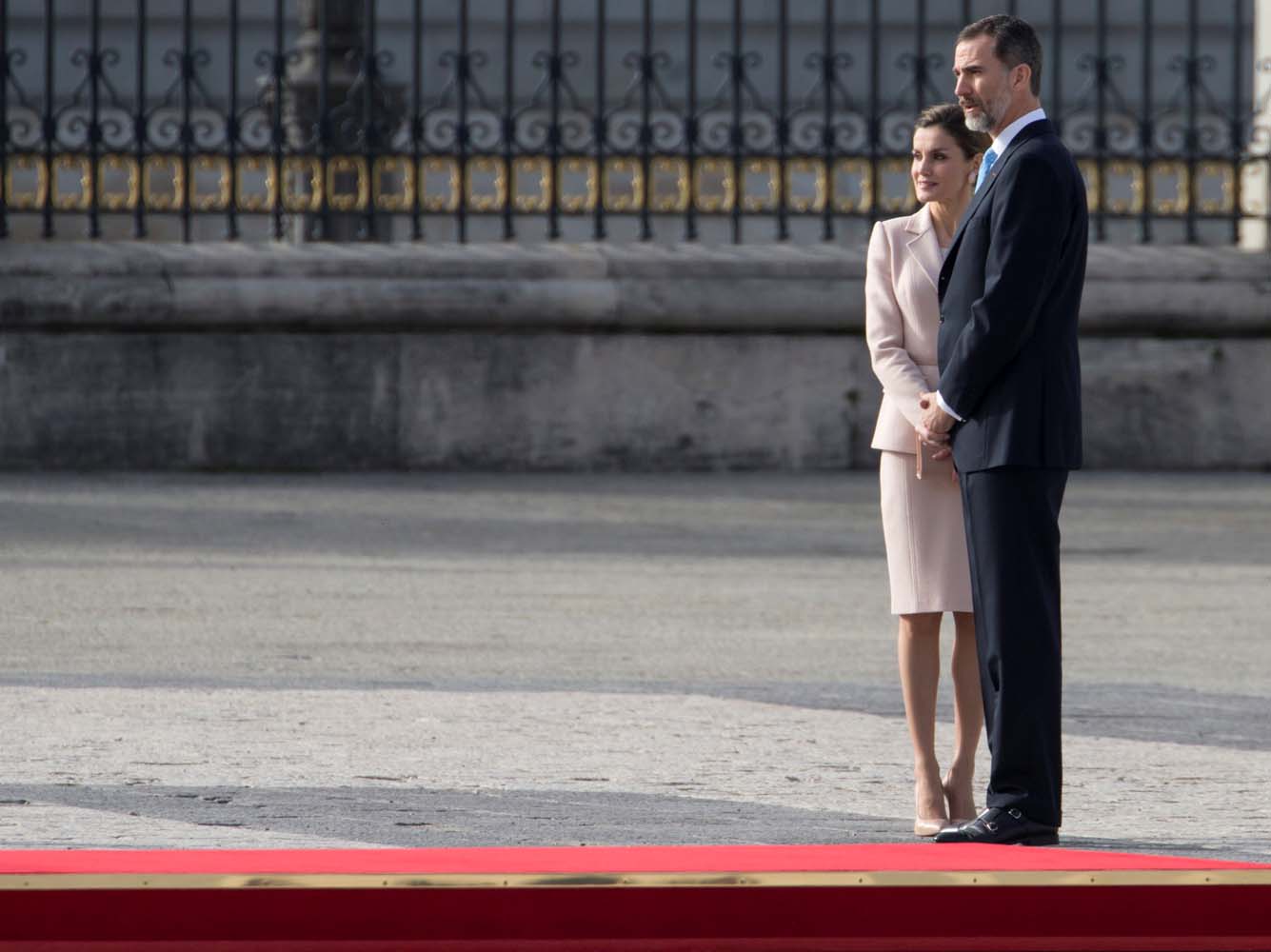 Spain's King Felipe (R) and Queen Letizia stand as they wait for the arrival of Argentina's President Mauricio Macri and first lady Juliana Awada (unseen) before the welcoming ceremony at Royal Palace in Madrid, Spain February 22, 2017. REUTERS/Sergio Perez