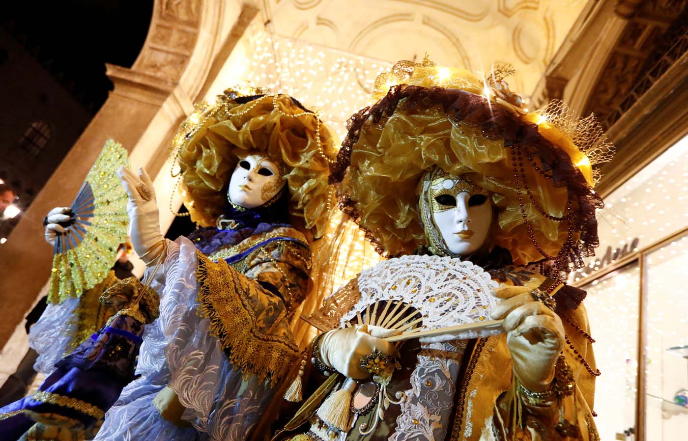Masked revellers pose during the Venice Carnival in Venice, Italy February 18, 2017. REUTERS/Fabrizio Bensch TPX IMAGES OF THE DAY