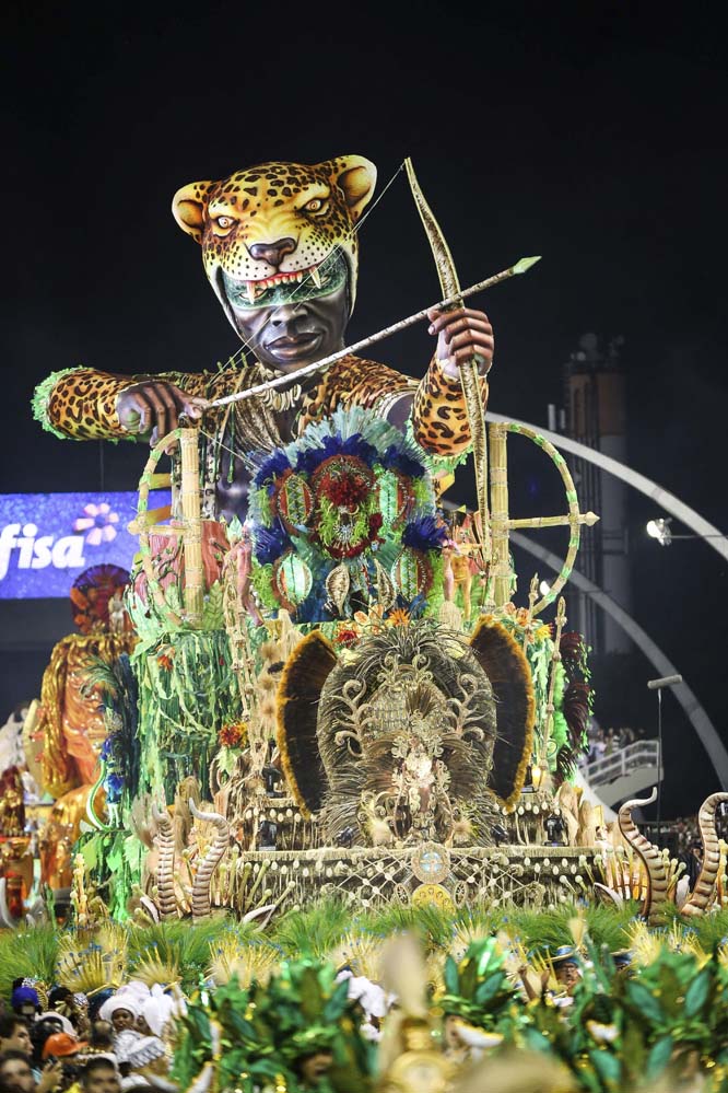 Integrantes de la escuela de samba del Grupo Especial Vai Vai hoy, domingo 26 de febrero de 2017, en la celebración del carnaval en el sambódromo de Anhembí en Sao Paulo (Brasil). EFE/Fernando Bizerra Jr