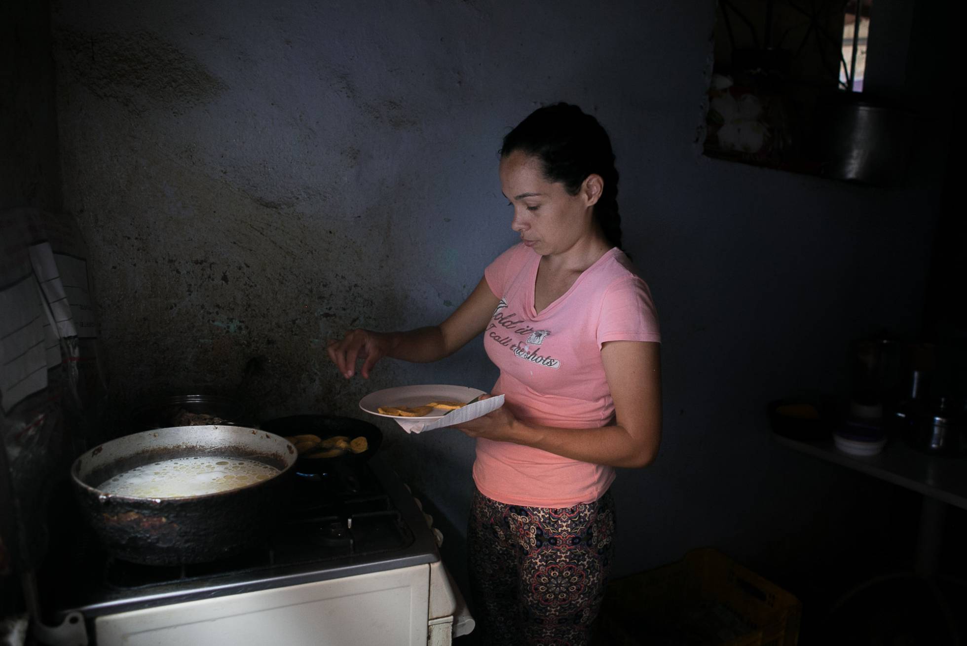 La hermana de Jonathan Linares, muerto tras comer yuca amarga, en su casa de Caracas (Foto FABIOLA FERRERO/El País)