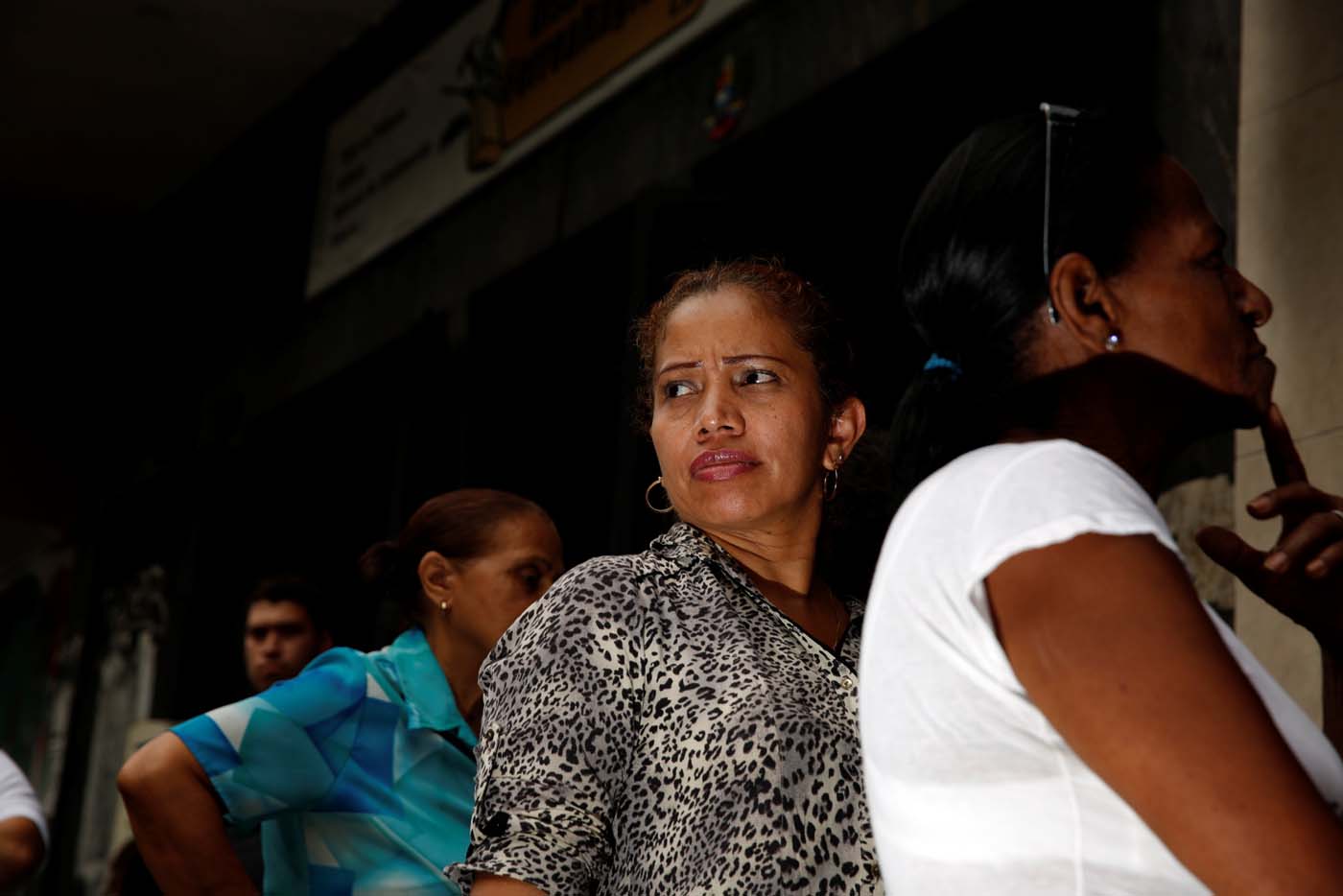 People queue on the street as they try to buy food outside a supermarket in Caracas, Venezuela May 23, 2016. REUTERS/Carlos Garcia Rawlins SEARCH "GARCIA QUEUEING" FOR THIS STORY. SEARCH "WIDER IMAGE" FOR ALL STORIES. TPX IMAGES OF THE DAY.
